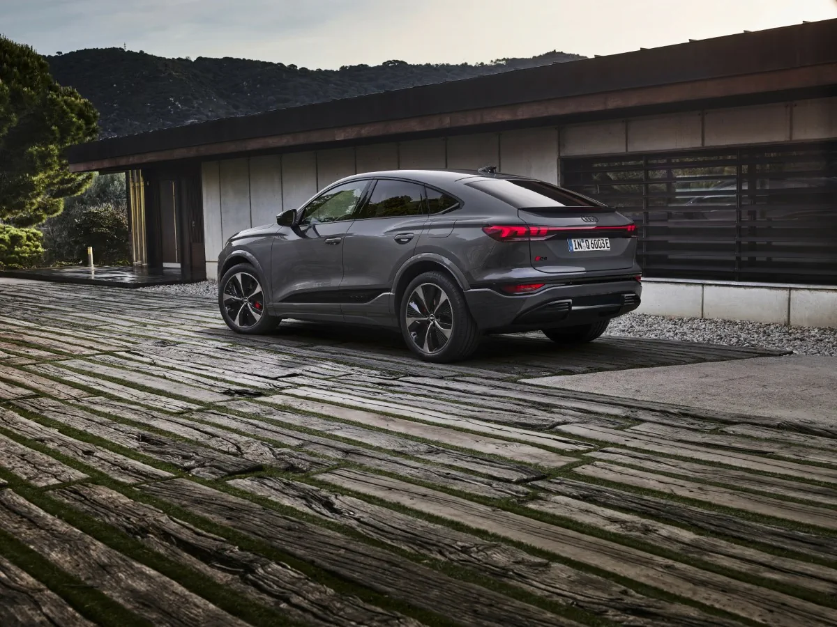Dévoilée au Mondial de l'Automobile de Paris 2024, la nouvelle Audi Q6 Sportback e-tron allie style dynamique et grande autonomie