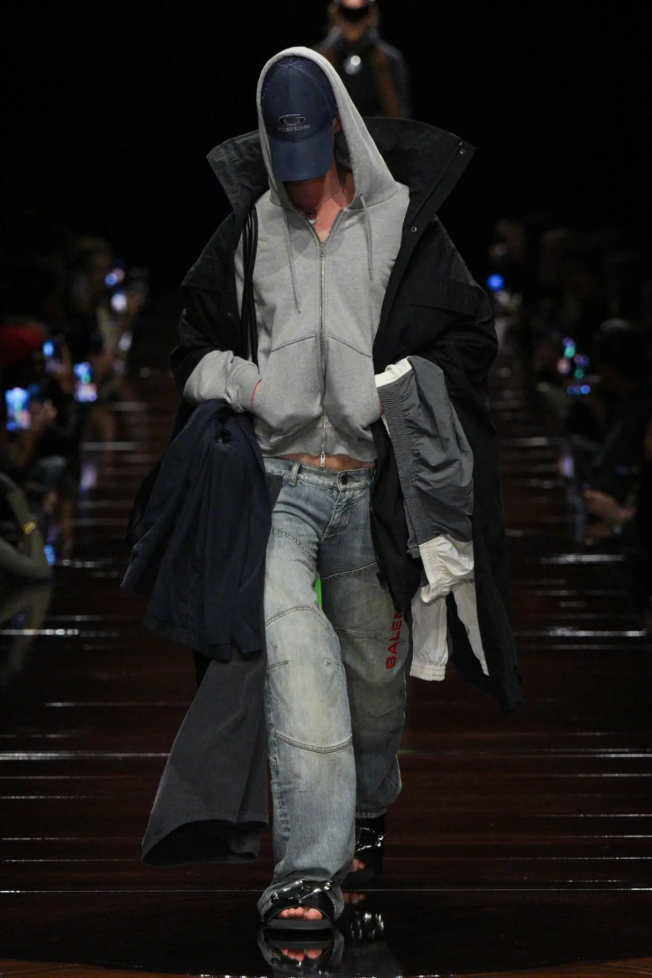 La collection Balenciaga Printemps 2025 redéfinit la sensualité