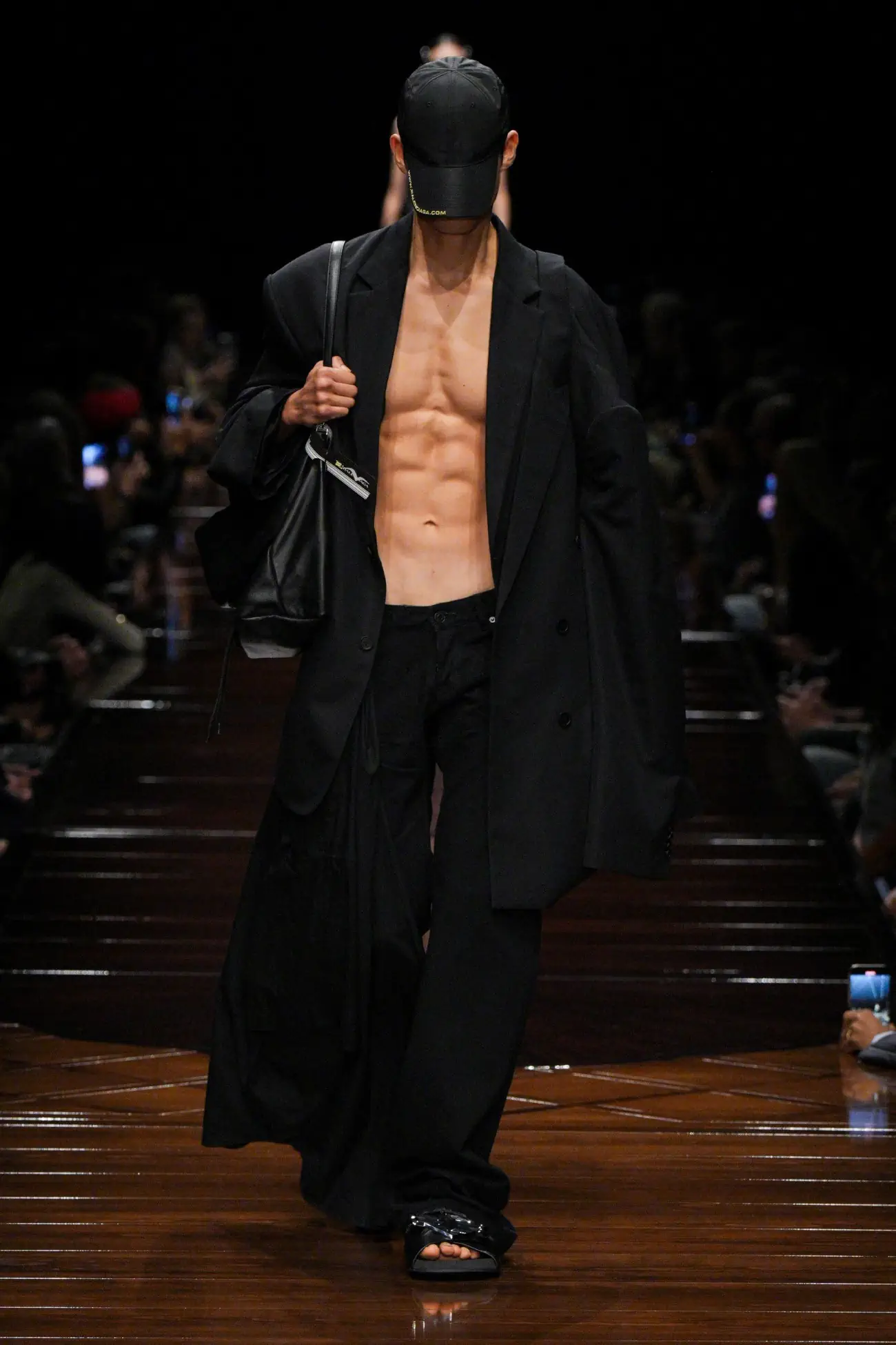 La collection Balenciaga Printemps 2025 redéfinit la sensualité