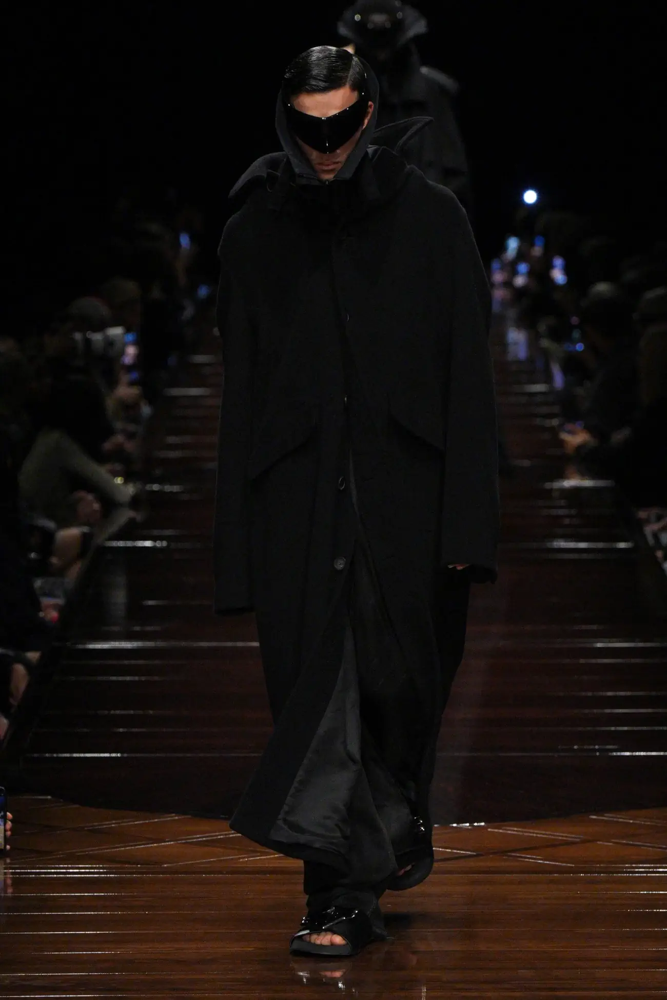 La collection Balenciaga Printemps 2025 redéfinit la sensualité