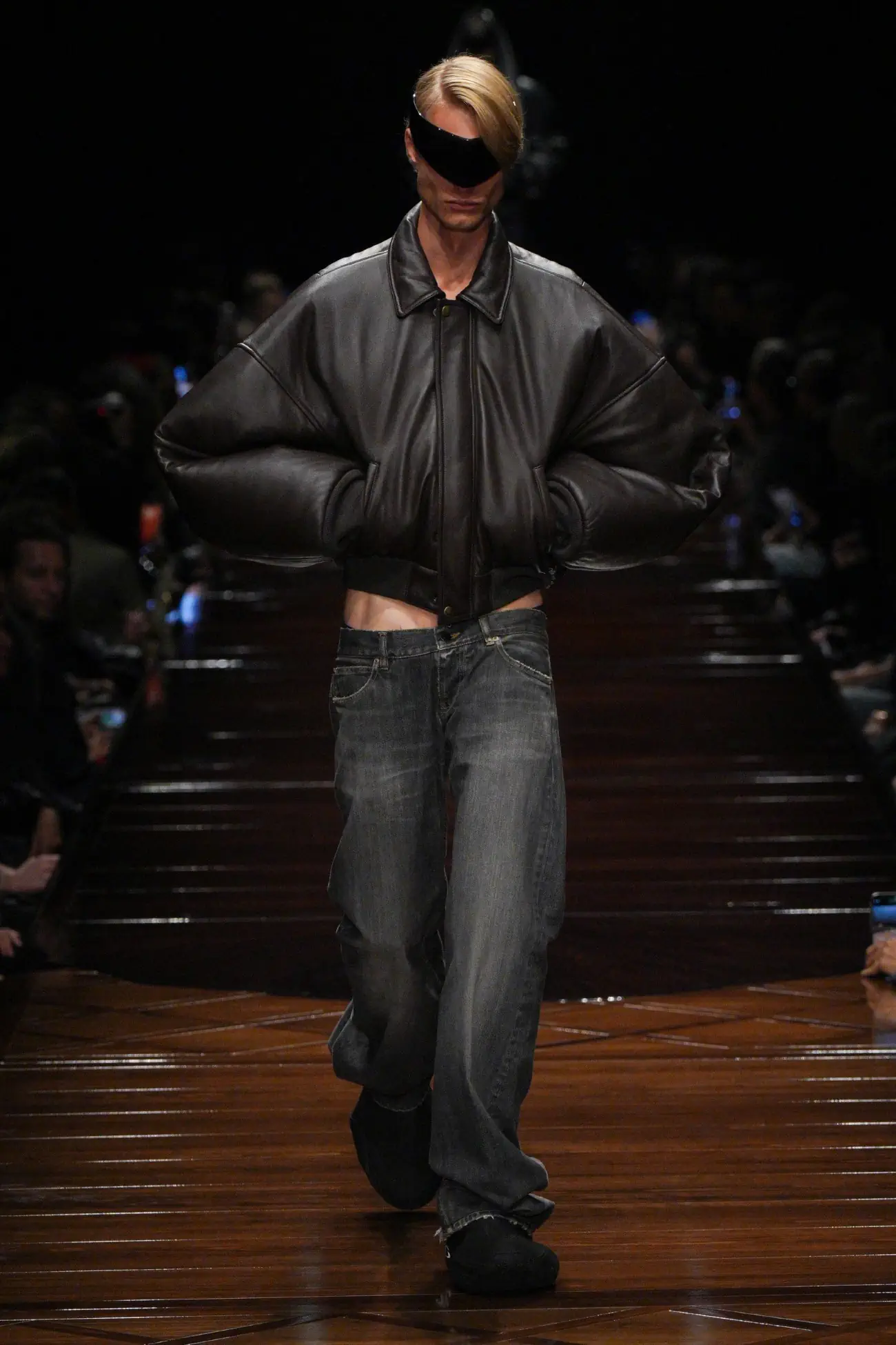 La collection Balenciaga Printemps 2025 redéfinit la sensualité