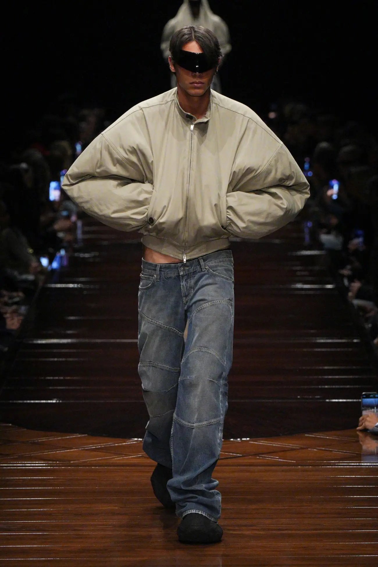 La collection Balenciaga Printemps 2025 redéfinit la sensualité