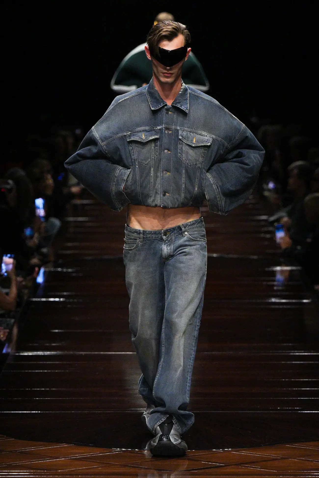 La collection Balenciaga Printemps 2025 redéfinit la sensualité