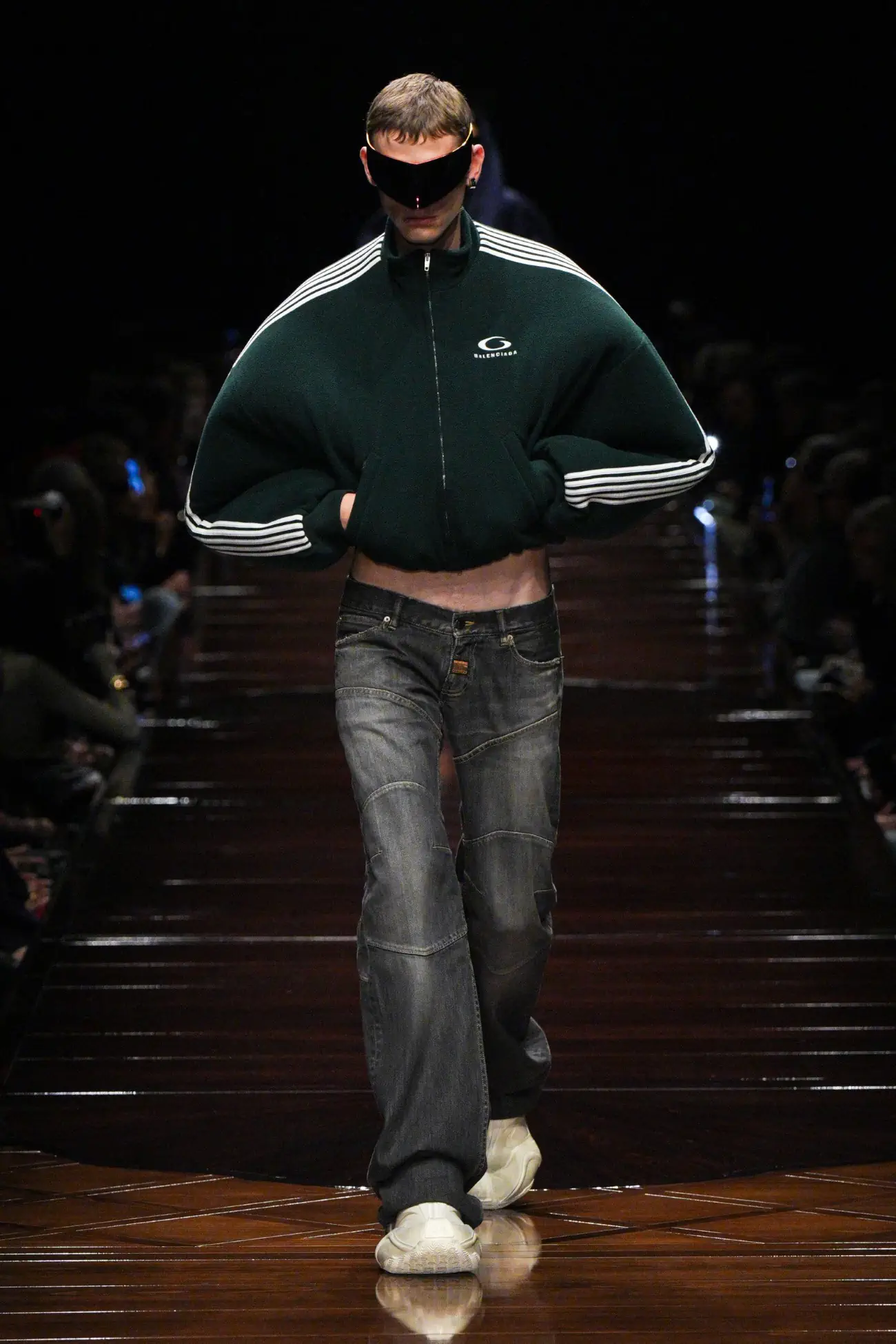 La collection Balenciaga Printemps 2025 redéfinit la sensualité