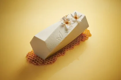 Le Bristol Paris dévoile une exquise bûche de Noël 2024 inspirée des merveilles de l’hiver et des trésors du jardin