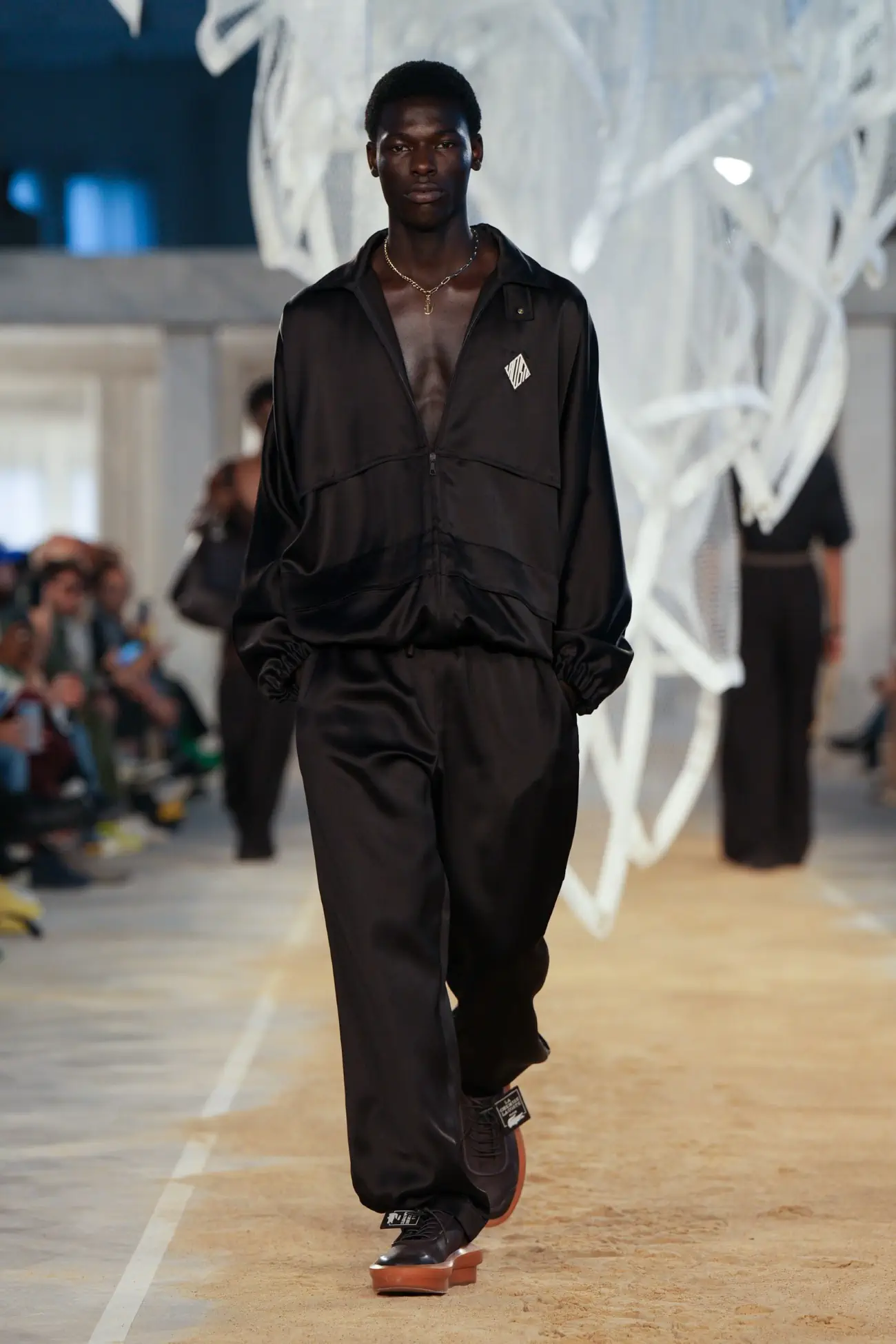 Lacoste propose un style bord de mer pour le Printemps 2025