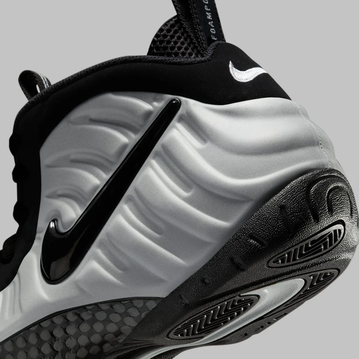 La Nike Air Foamposite Pro « Wolf Grey » redonne vie à une silhouette classique