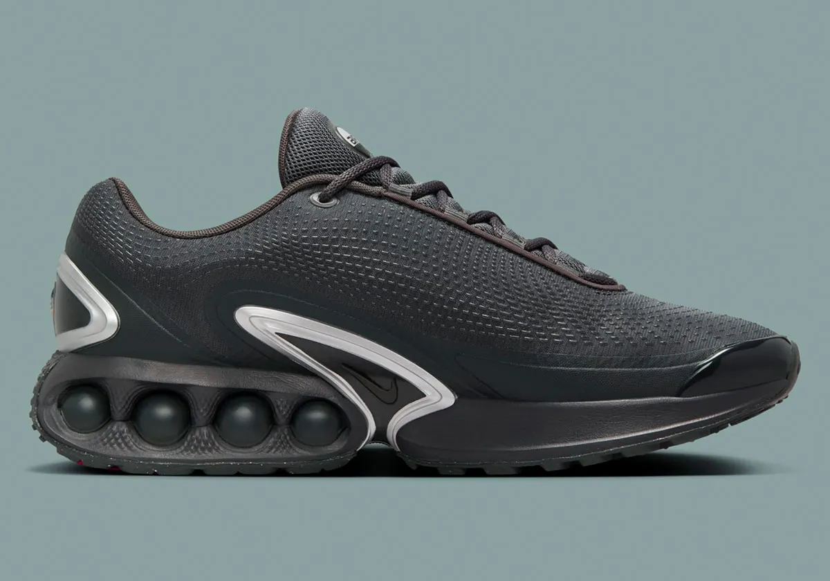 La Nike Air Max 90 Dn « Black/Metallic Silver » apporte un cachet discret dans les rues