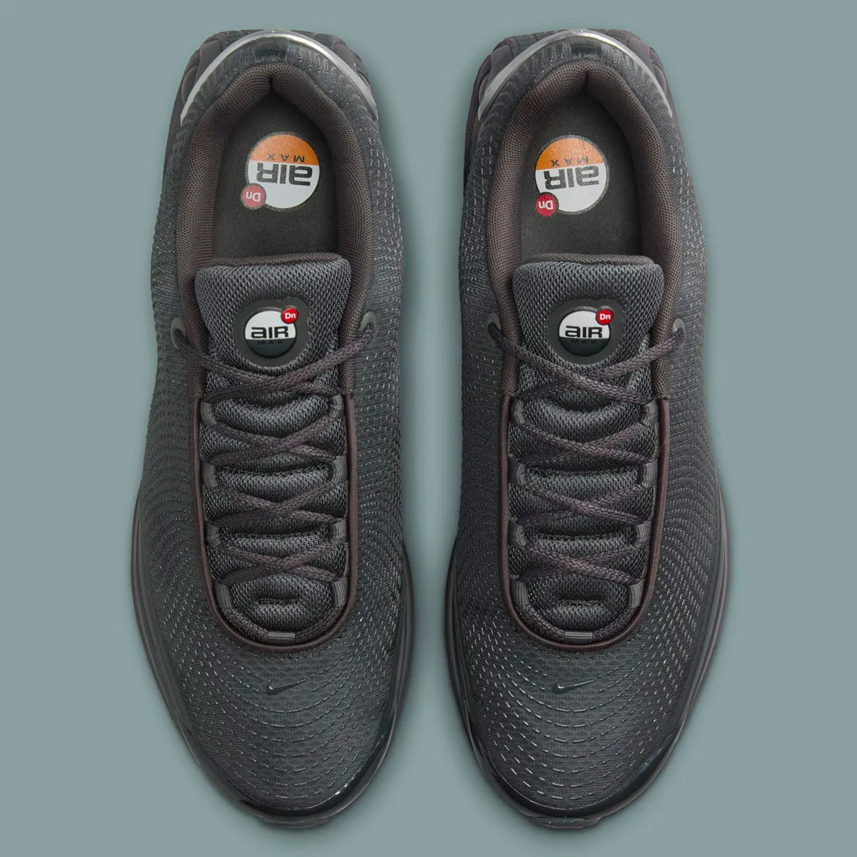 La Nike Air Max 90 Dn « Black/Metallic Silver » apporte un cachet discret dans les rues