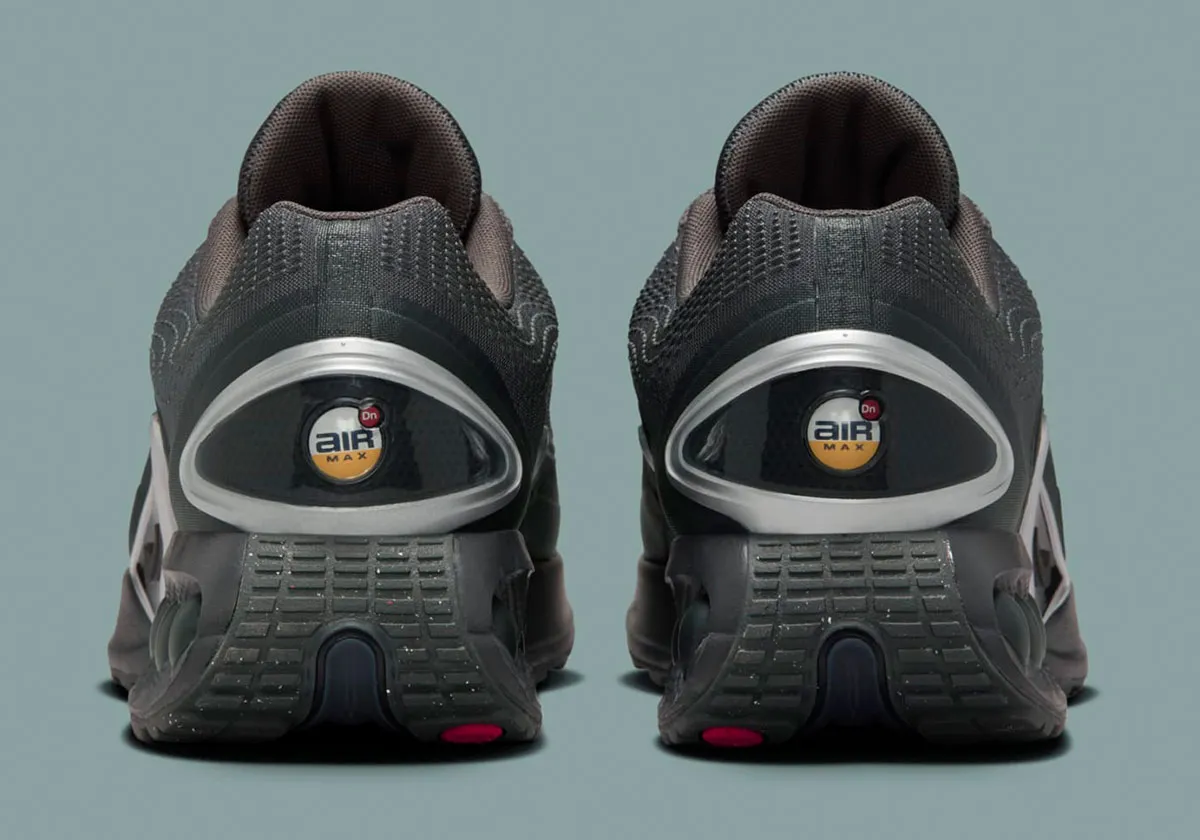 La Nike Air Max 90 Dn « Black/Metallic Silver » apporte un cachet discret dans les rues