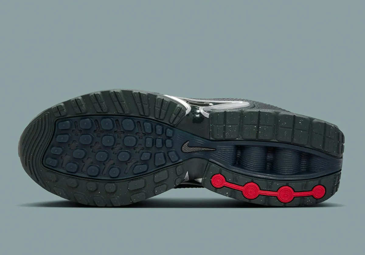 La Nike Air Max 90 Dn « Black/Metallic Silver » apporte un cachet discret dans les rues