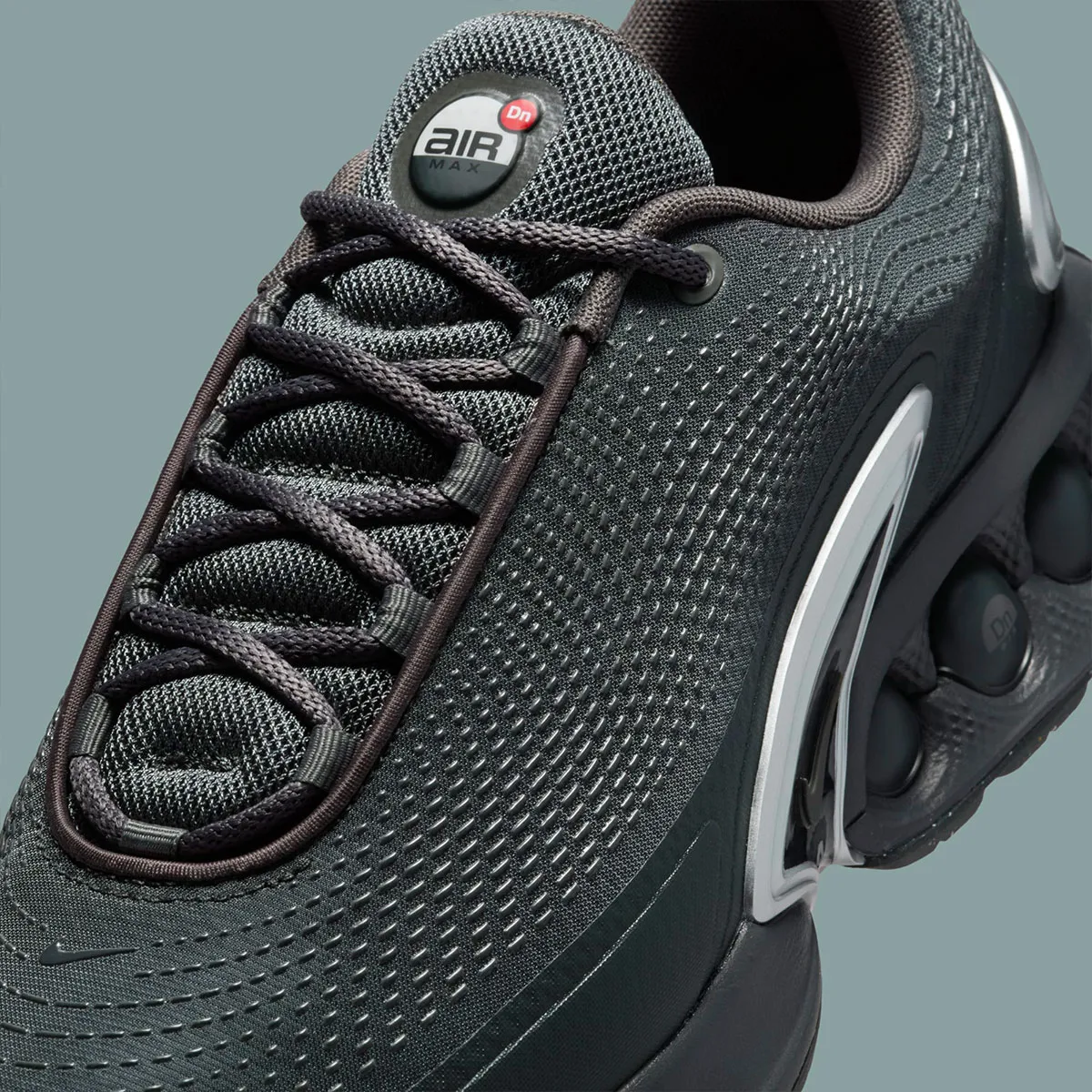 La Nike Air Max 90 Dn « Black/Metallic Silver » apporte un cachet discret dans les rues