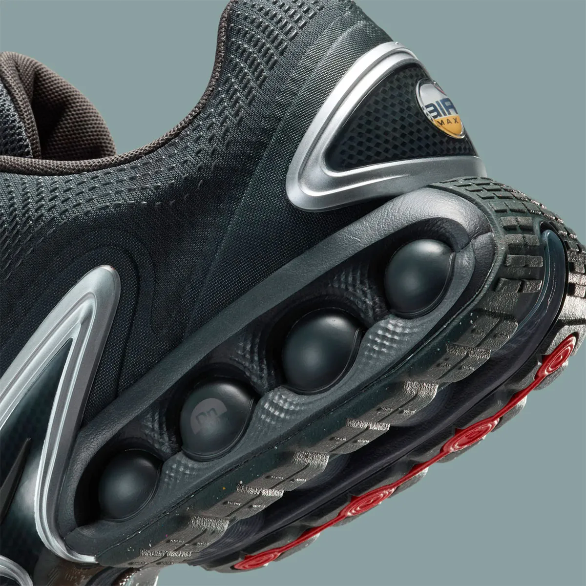 La Nike Air Max 90 Dn « Black/Metallic Silver » apporte un cachet discret dans les rues