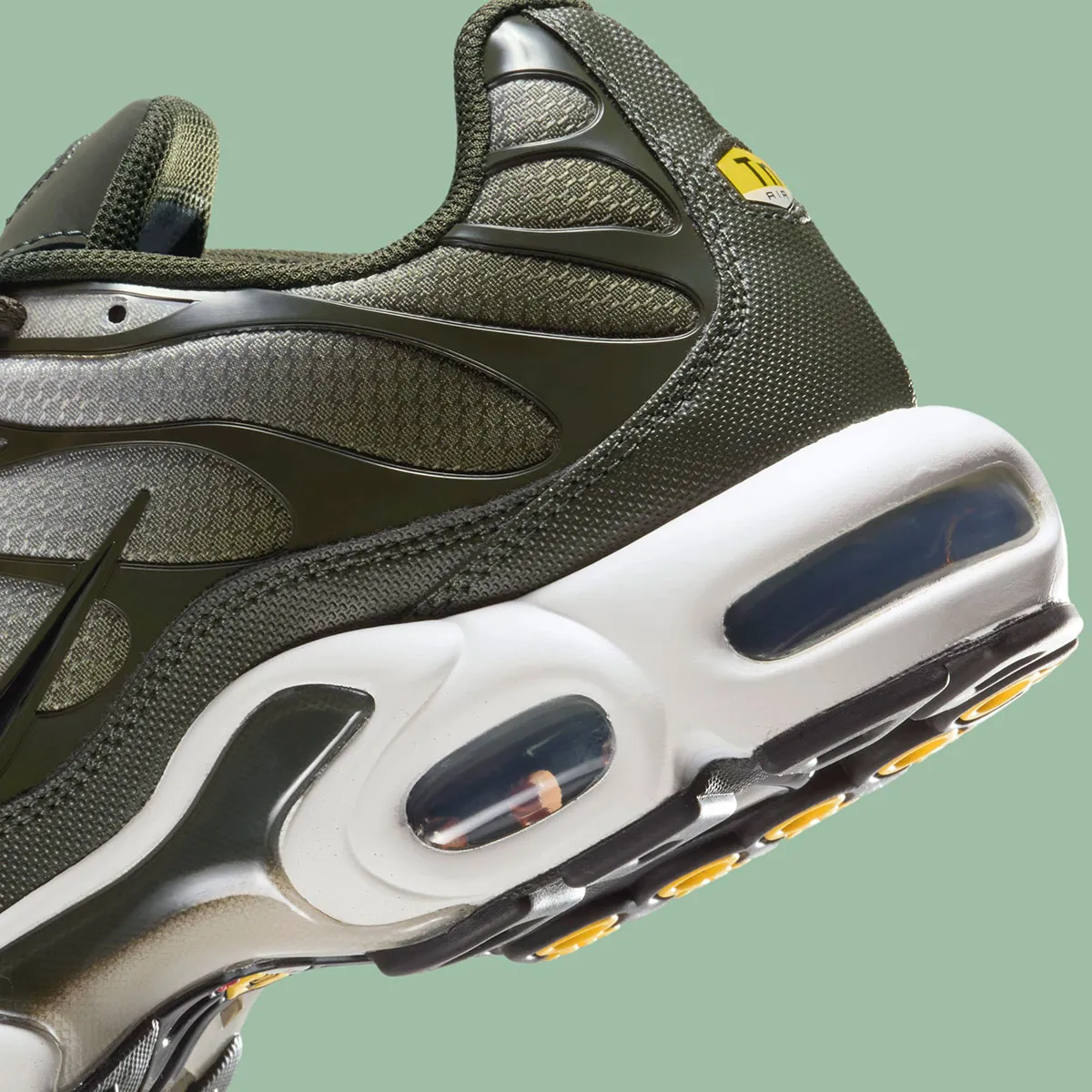 La Nike Air Max Plus « Olive/White » allie la nature au style urbain