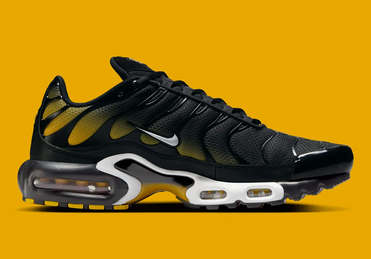 La Nike Air Max Plus « University Gold » associe un style classique à des touches audacieuses
