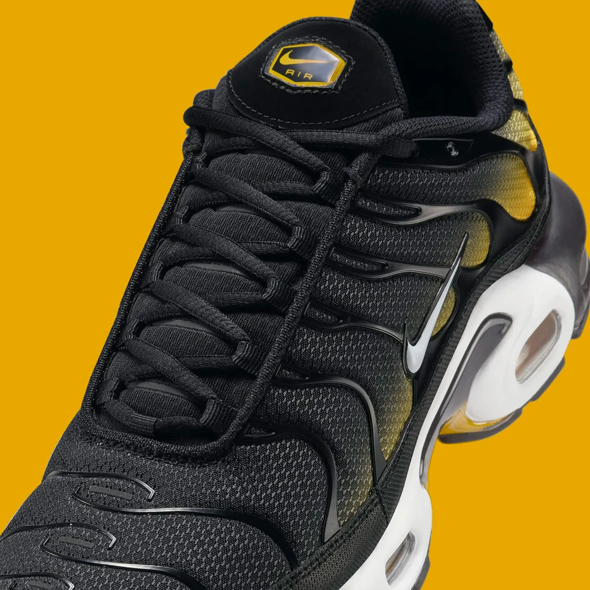 La Nike Air Max Plus « University Gold » associe un style classique à des touches audacieuses