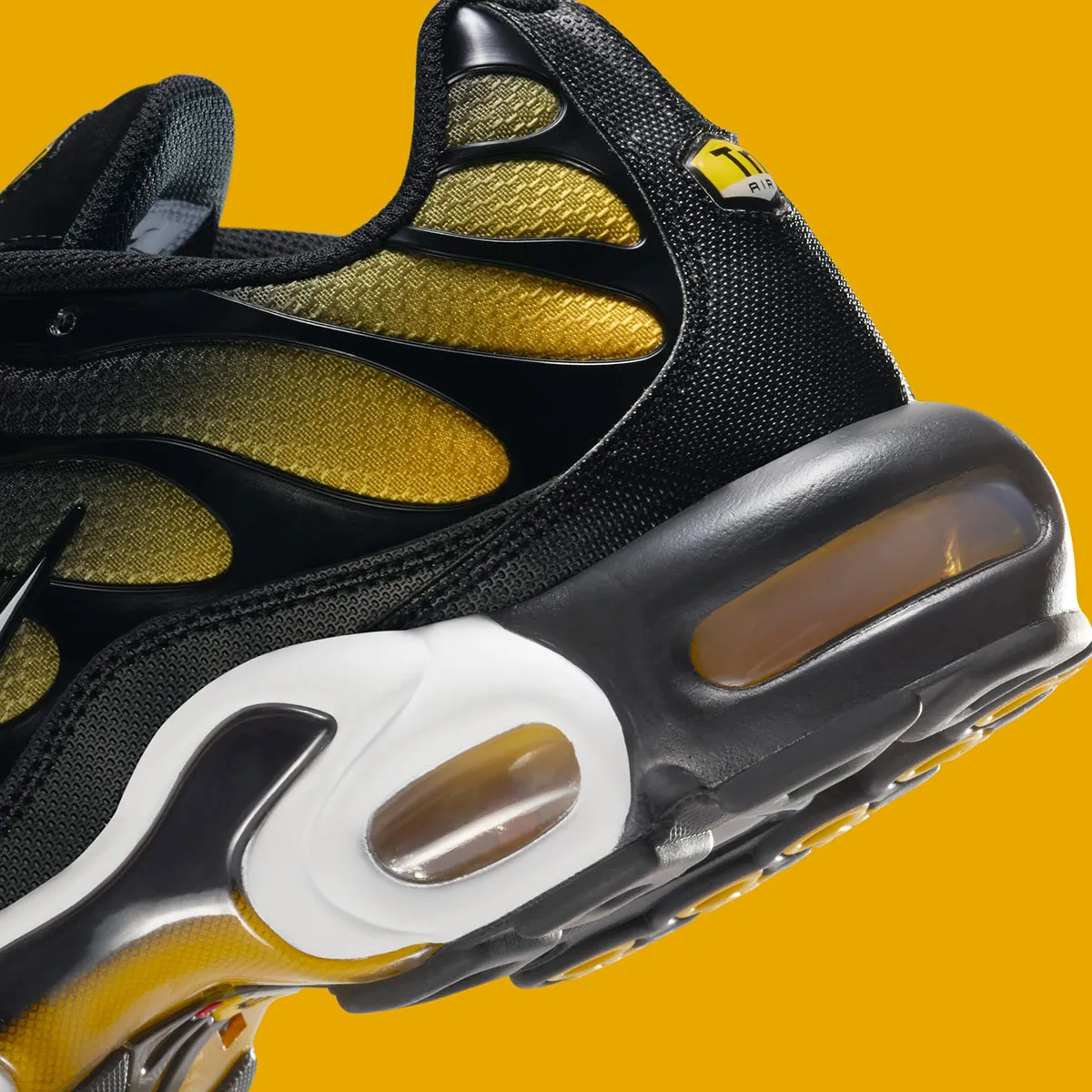 La Nike Air Max Plus « University Gold » associe un style classique à des touches audacieuses