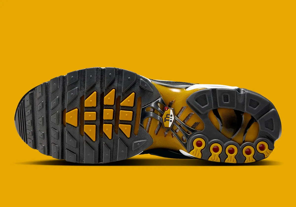 La Nike Air Max Plus « University Gold » associe un style classique à des touches audacieuses