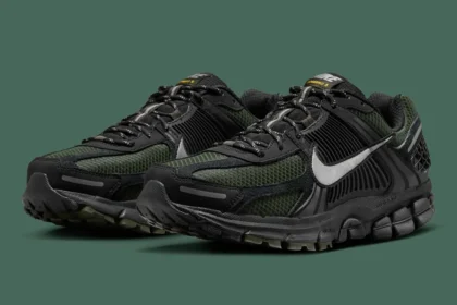 La Nike Zoom Vomero 5 « Black/Sequoia » apporte un style furtif à la course à pied de performance