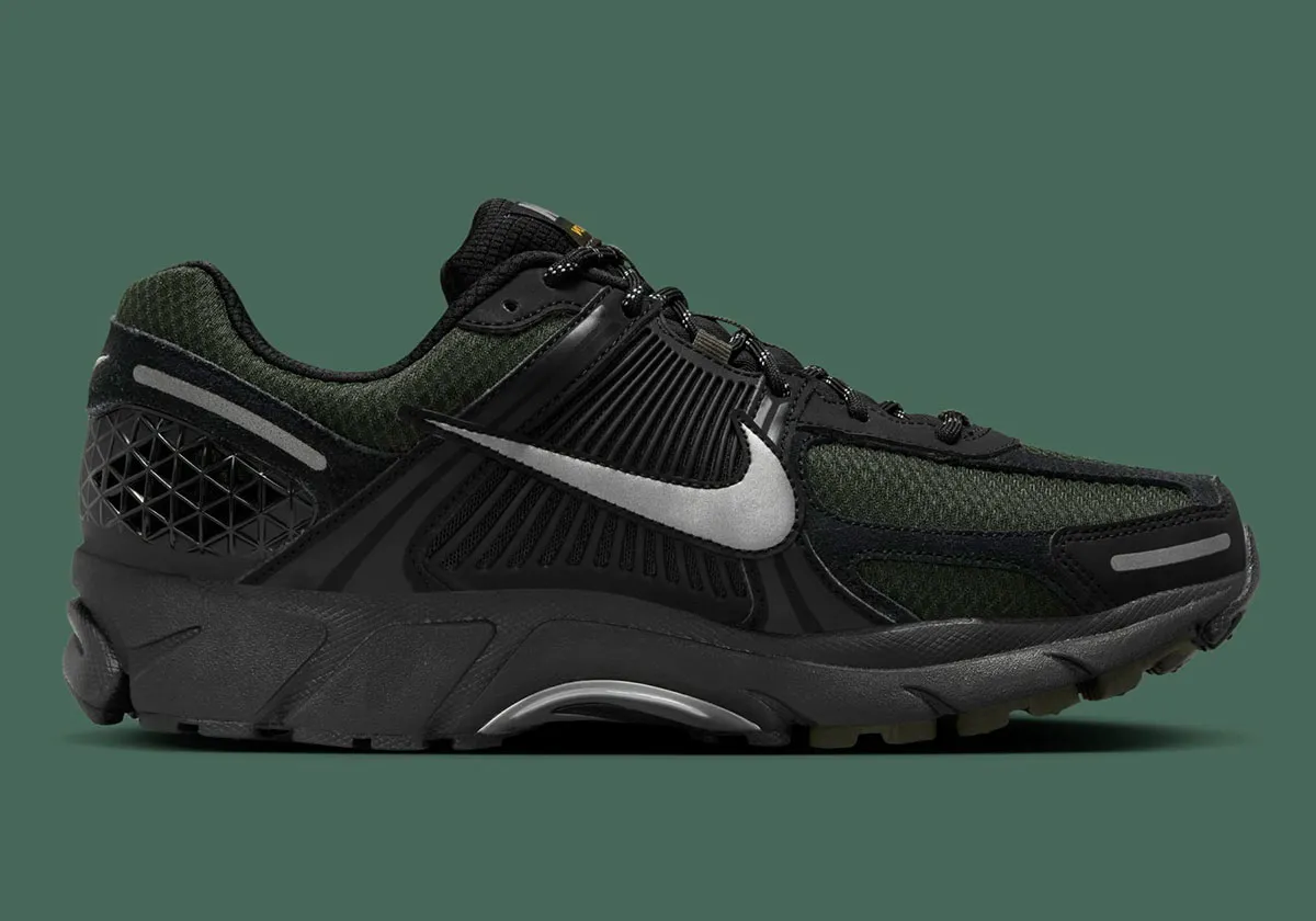 La Nike Zoom Vomero 5 « Black/Sequoia » apporte un style furtif à la course à pied de performance