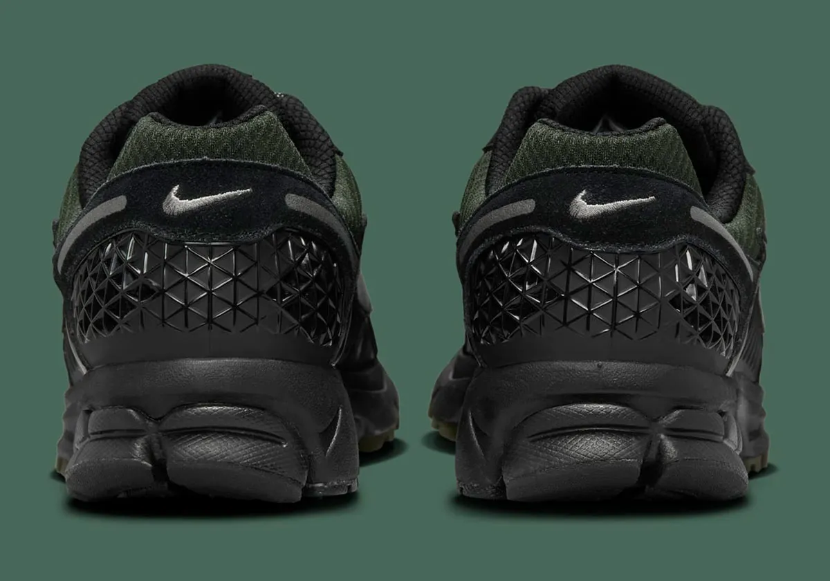 La Nike Zoom Vomero 5 « Black/Sequoia » apporte un style furtif à la course à pied de performance