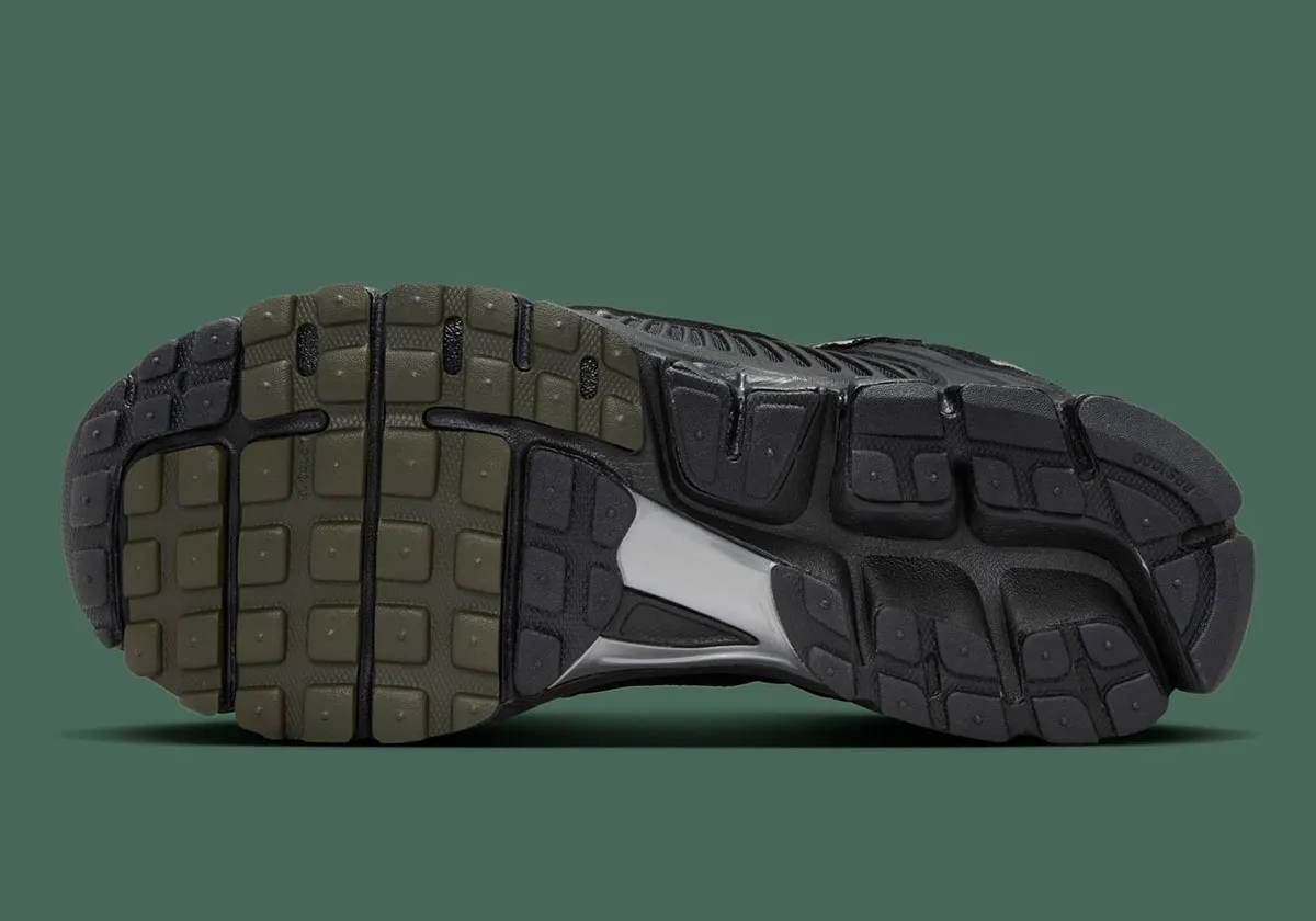 La Nike Zoom Vomero 5 « Black/Sequoia » apporte un style furtif à la course à pied de performance
