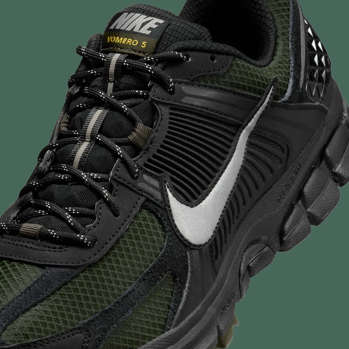 La Nike Zoom Vomero 5 « Black/Sequoia » apporte un style furtif à la course à pied de performance