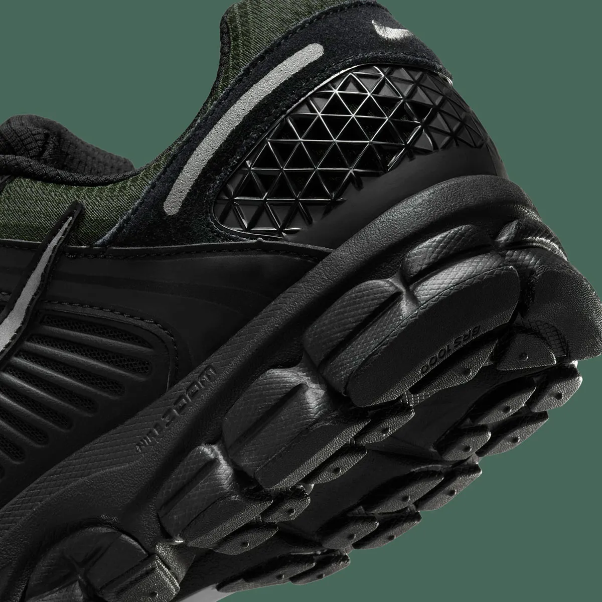 La Nike Zoom Vomero 5 « Black/Sequoia » apporte un style furtif à la course à pied de performance