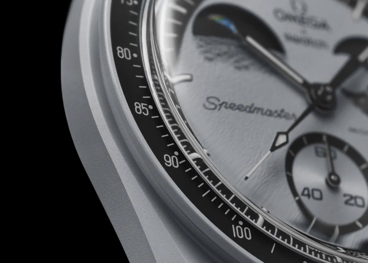 La nouvelle MoonSwatch MISSION TO EARTHPHASE dévoile un affichage unique à double phase