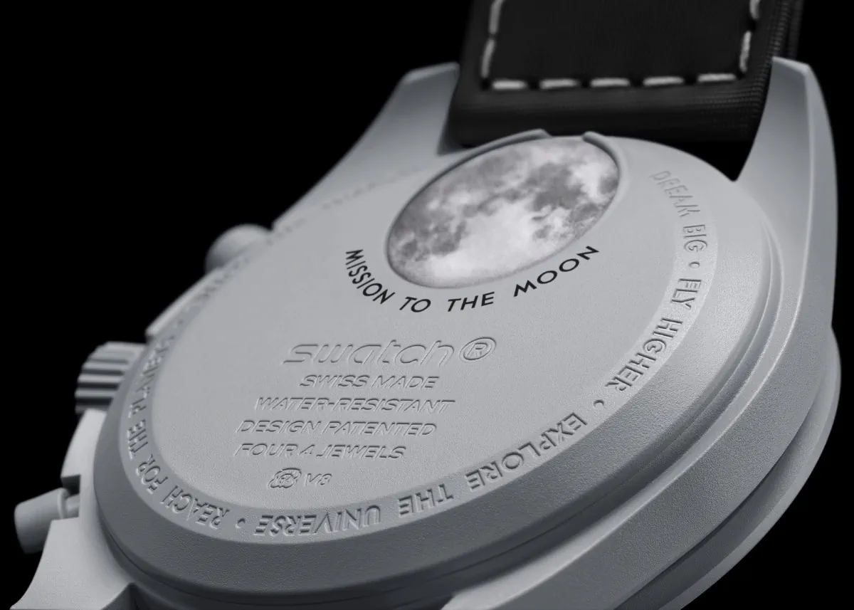 La nouvelle MoonSwatch MISSION TO EARTHPHASE dévoile un affichage unique à double phase