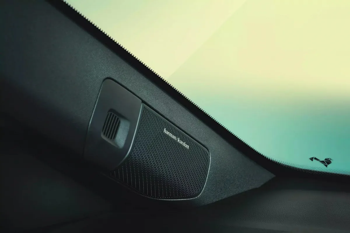 Dévoilée au Mondial de l'Automobile de Paris 2024, la Renault 4 E-Tech Electric réinvente un classique pour l'ère électrique