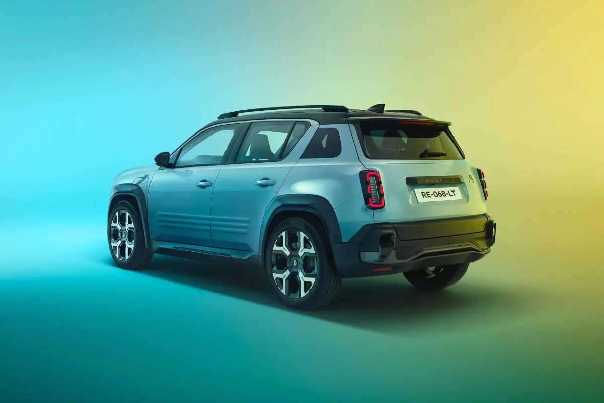 Dévoilée au Mondial de l'Automobile de Paris 2024, la Renault 4 E-Tech Electric réinvente un classique pour l'ère électrique