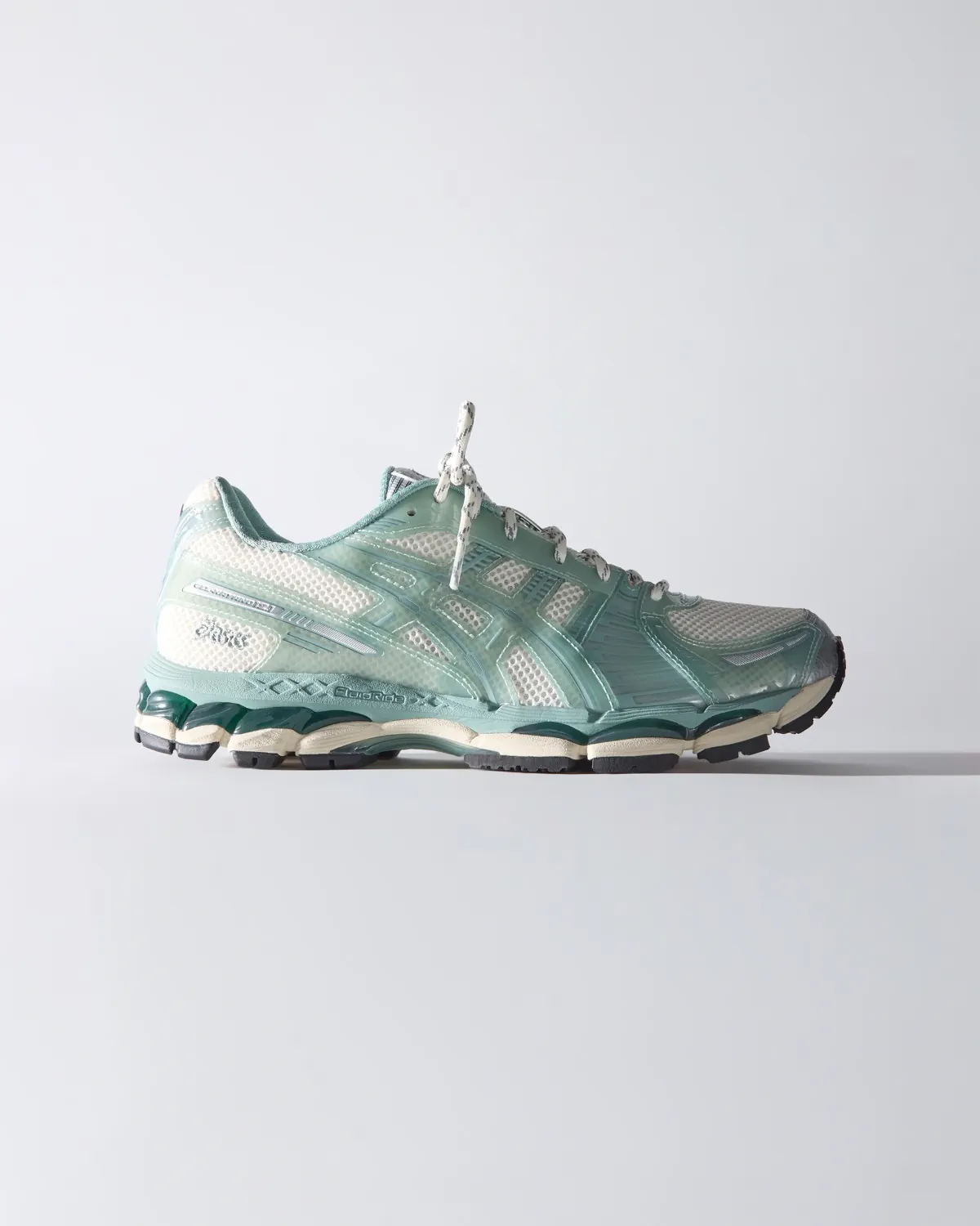Ronnie Fieg fait revivre les silhouettes classiques d'ASICS : les GEL-KAYANO 12.1 et GEL-NIMBUS 10.1 reçoivent une mise à jour Kith