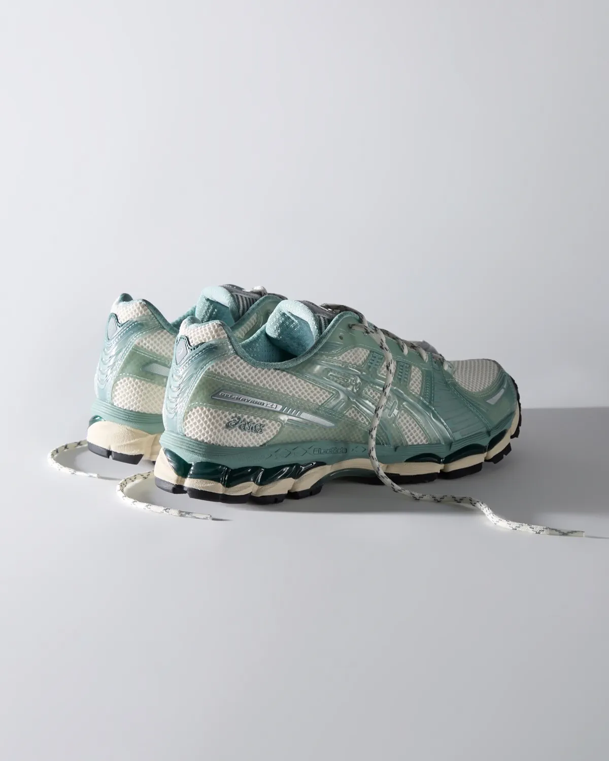Ronnie Fieg fait revivre les silhouettes classiques d'ASICS : les GEL-KAYANO 12.1 et GEL-NIMBUS 10.1 reçoivent une mise à jour Kith