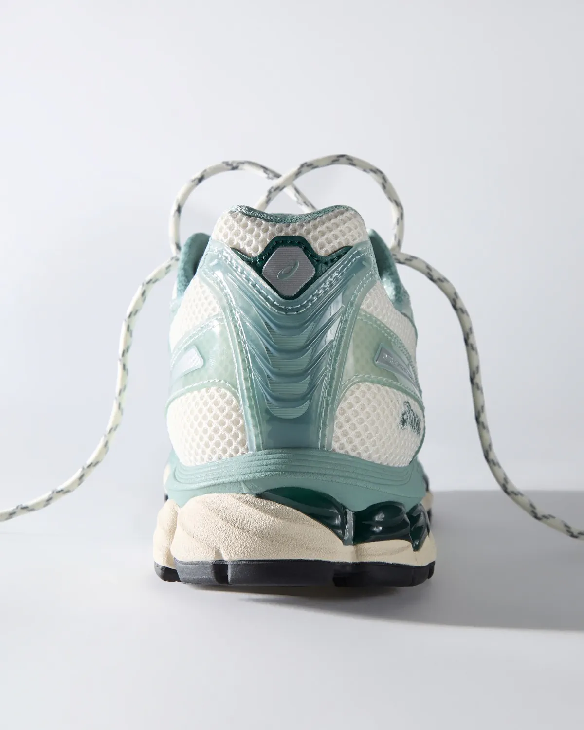 Ronnie Fieg fait revivre les silhouettes classiques d'ASICS : les GEL-KAYANO 12.1 et GEL-NIMBUS 10.1 reçoivent une mise à jour Kith