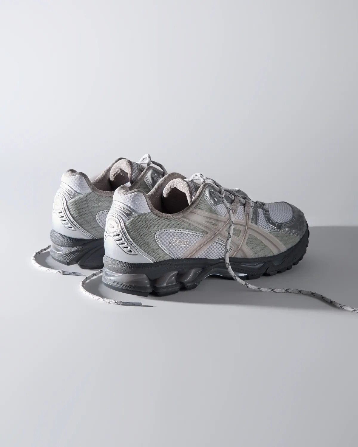 Ronnie Fieg fait revivre les silhouettes classiques d'ASICS : les GEL-KAYANO 12.1 et GEL-NIMBUS 10.1 reçoivent une mise à jour Kith