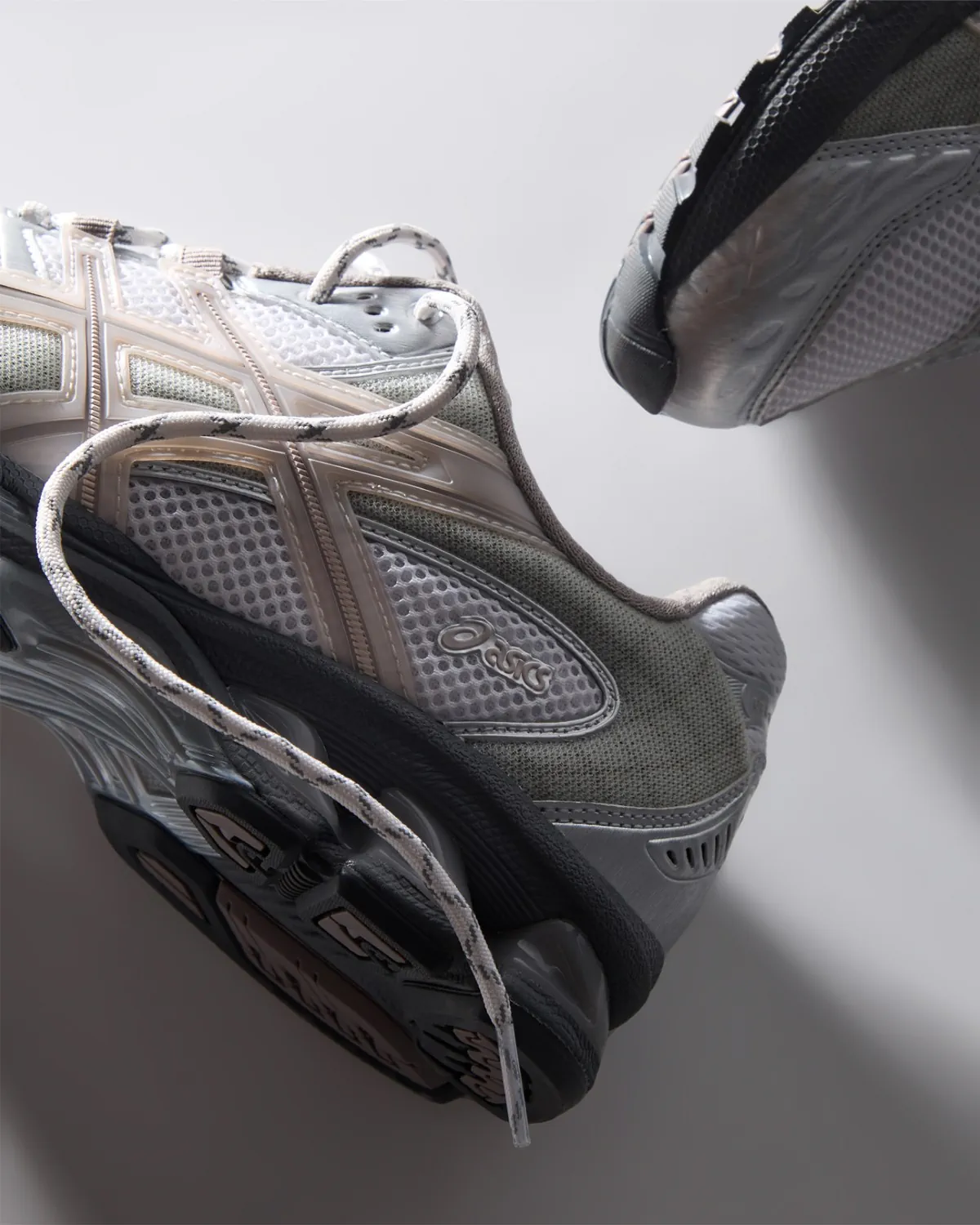 Ronnie Fieg fait revivre les silhouettes classiques d'ASICS : les GEL-KAYANO 12.1 et GEL-NIMBUS 10.1 reçoivent une mise à jour Kith