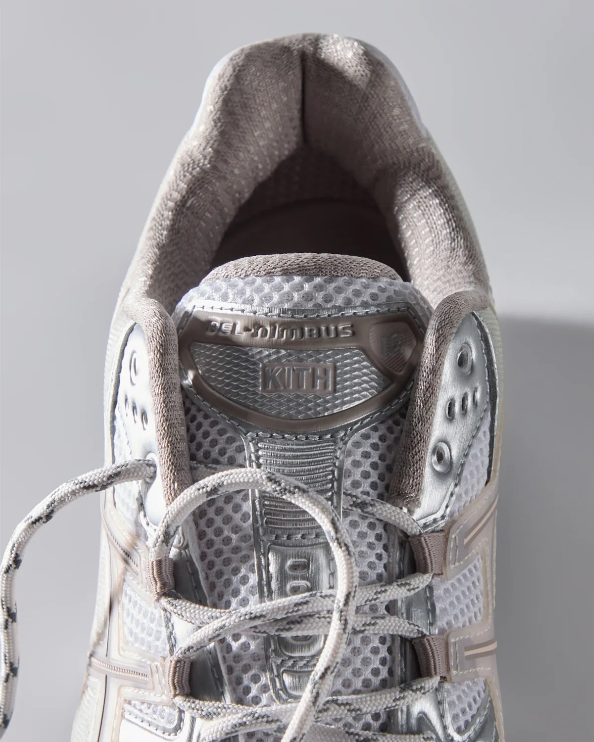 Ronnie Fieg fait revivre les silhouettes classiques d'ASICS : les GEL-KAYANO 12.1 et GEL-NIMBUS 10.1 reçoivent une mise à jour Kith