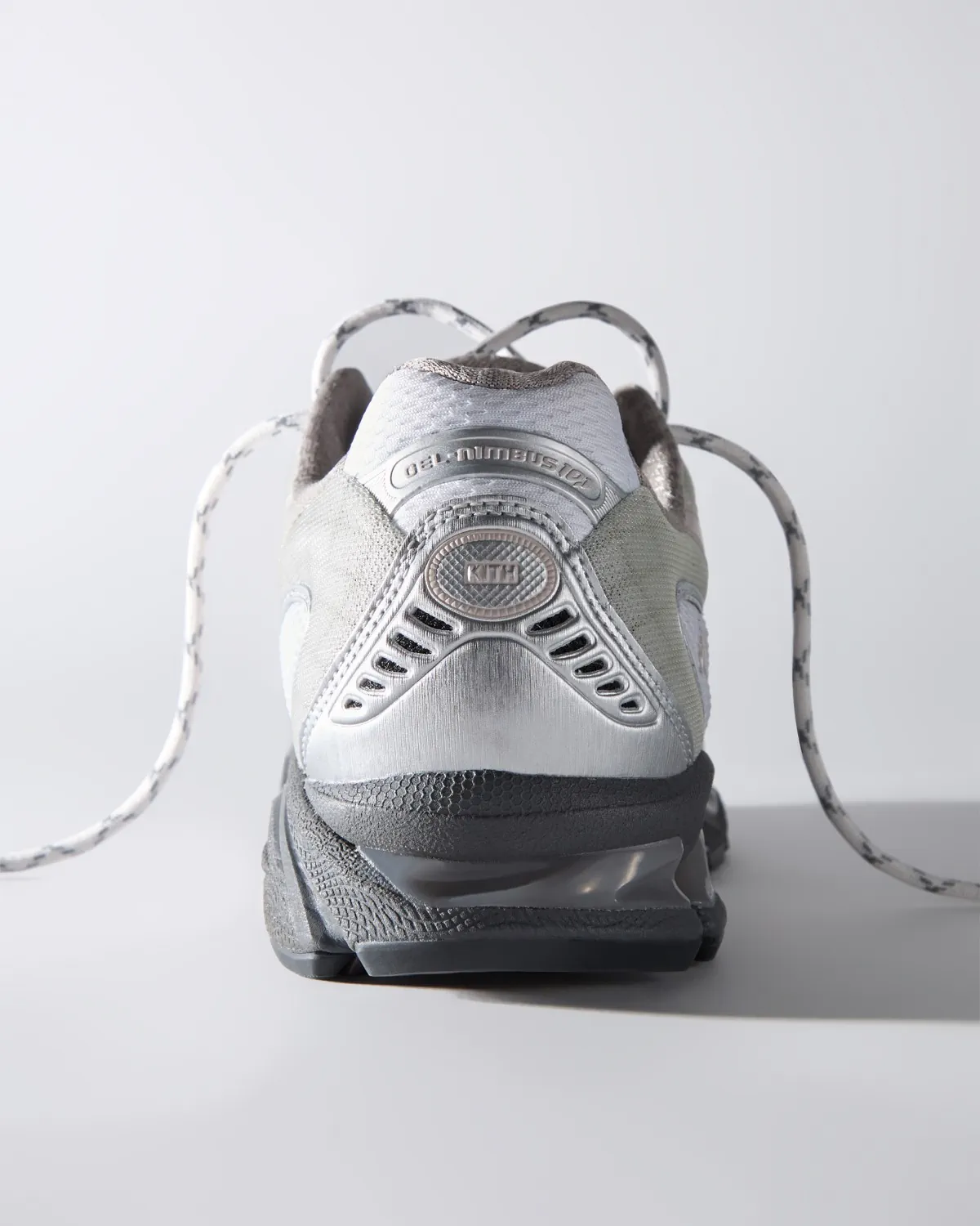 Ronnie Fieg fait revivre les silhouettes classiques d'ASICS : les GEL-KAYANO 12.1 et GEL-NIMBUS 10.1 reçoivent une mise à jour Kith