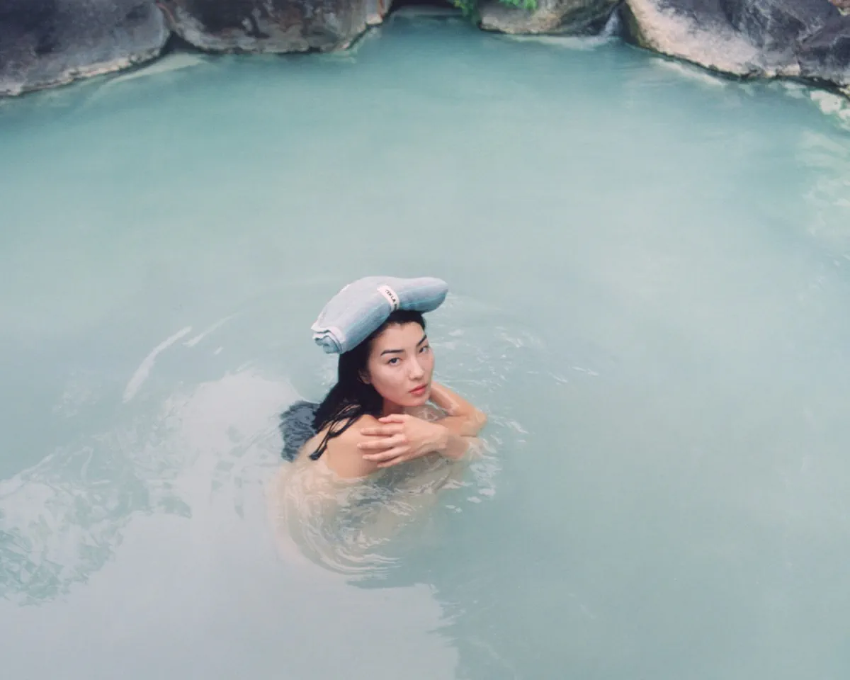 Tekla et AURALEE allient les traditions japonaises et scandinaves du bain dans une nouvelle collection de luxe