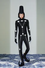 Xander Zhou Spring 2025 Shanghai Fashion Week 1 La collection Xander Zhou printemps 2025 allie l'élégance historique au flair futuriste