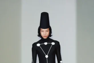 La collection Xander Zhou printemps 2025 allie l'élégance historique au flair futuriste