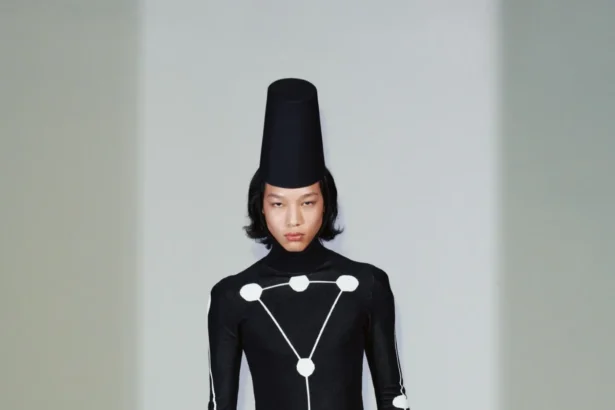 La collection Xander Zhou printemps 2025 allie l'élégance historique au flair futuriste
