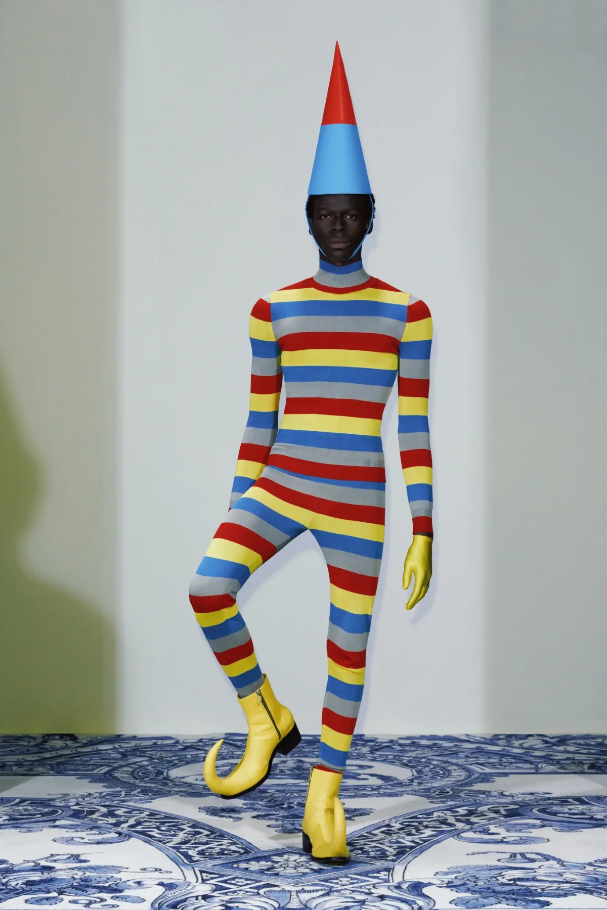 La collection Xander Zhou printemps 2025 allie l'élégance historique au flair futuriste