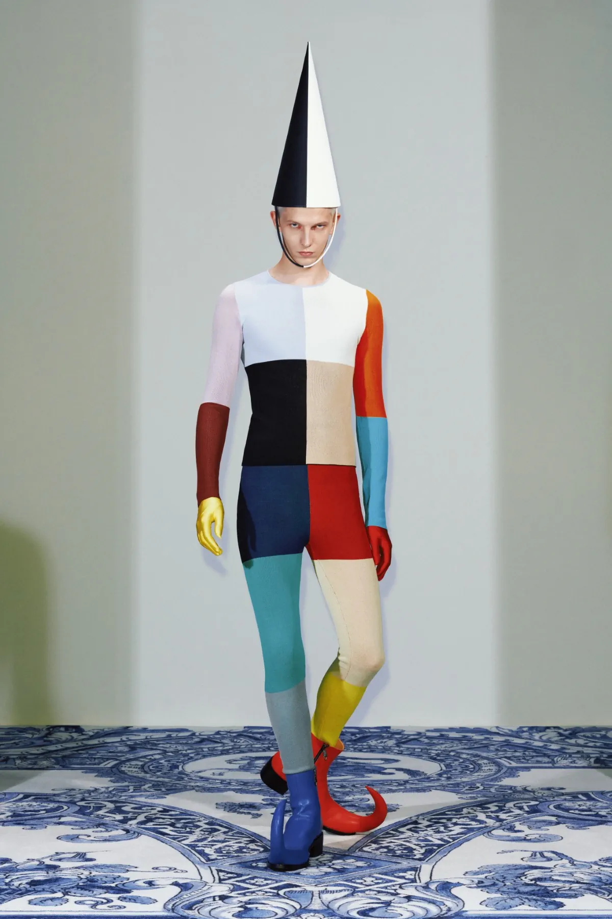 La collection Xander Zhou printemps 2025 allie l'élégance historique au flair futuriste