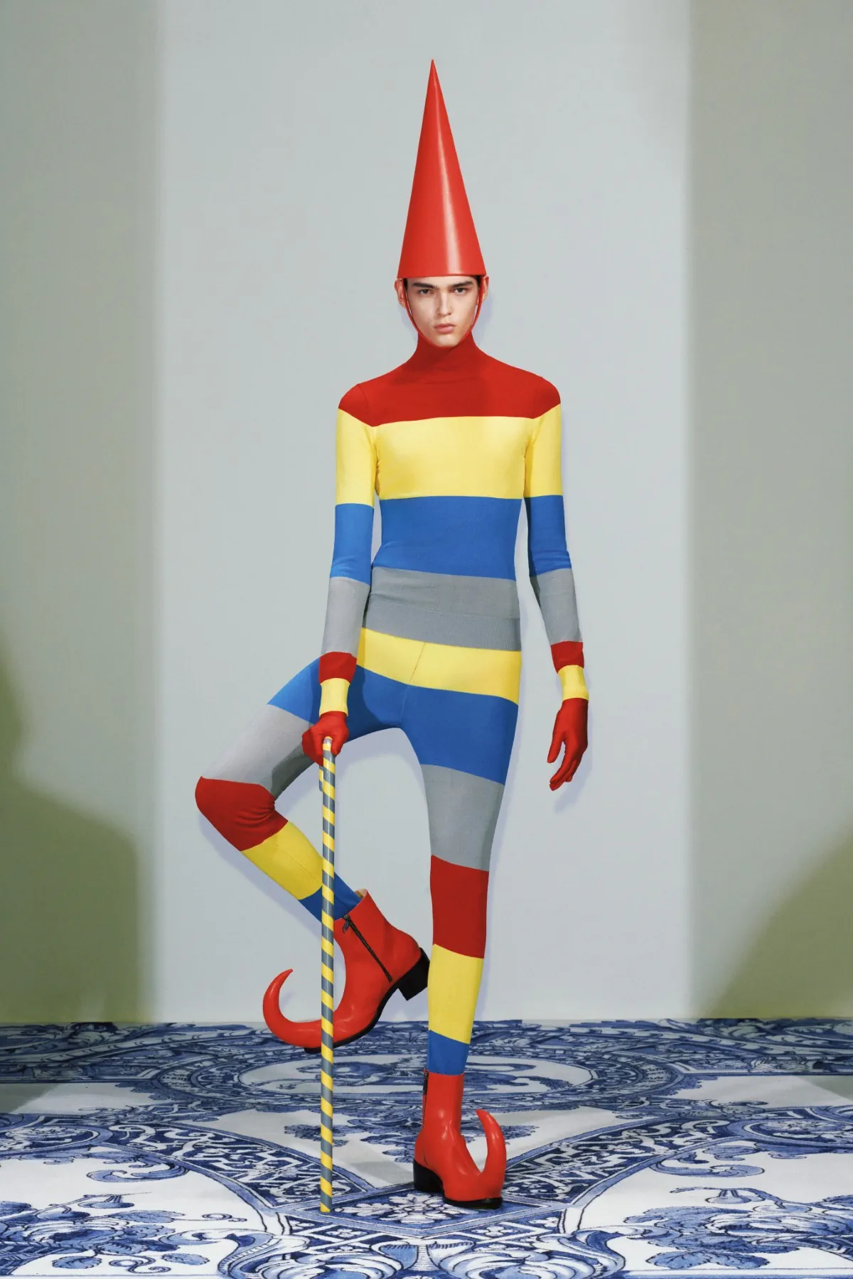 La collection Xander Zhou printemps 2025 allie l'élégance historique au flair futuriste