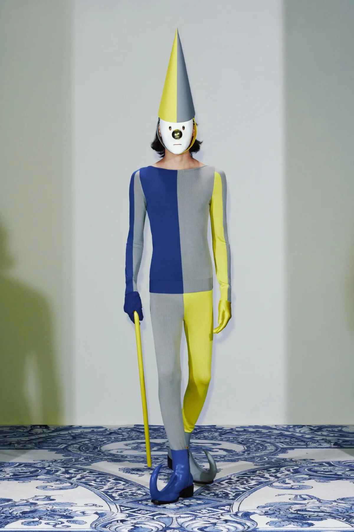 La collection Xander Zhou printemps 2025 allie l'élégance historique au flair futuriste