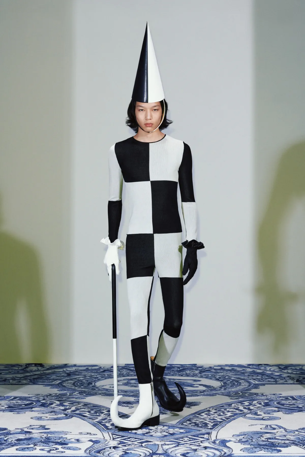 La collection Xander Zhou printemps 2025 allie l'élégance historique au flair futuriste