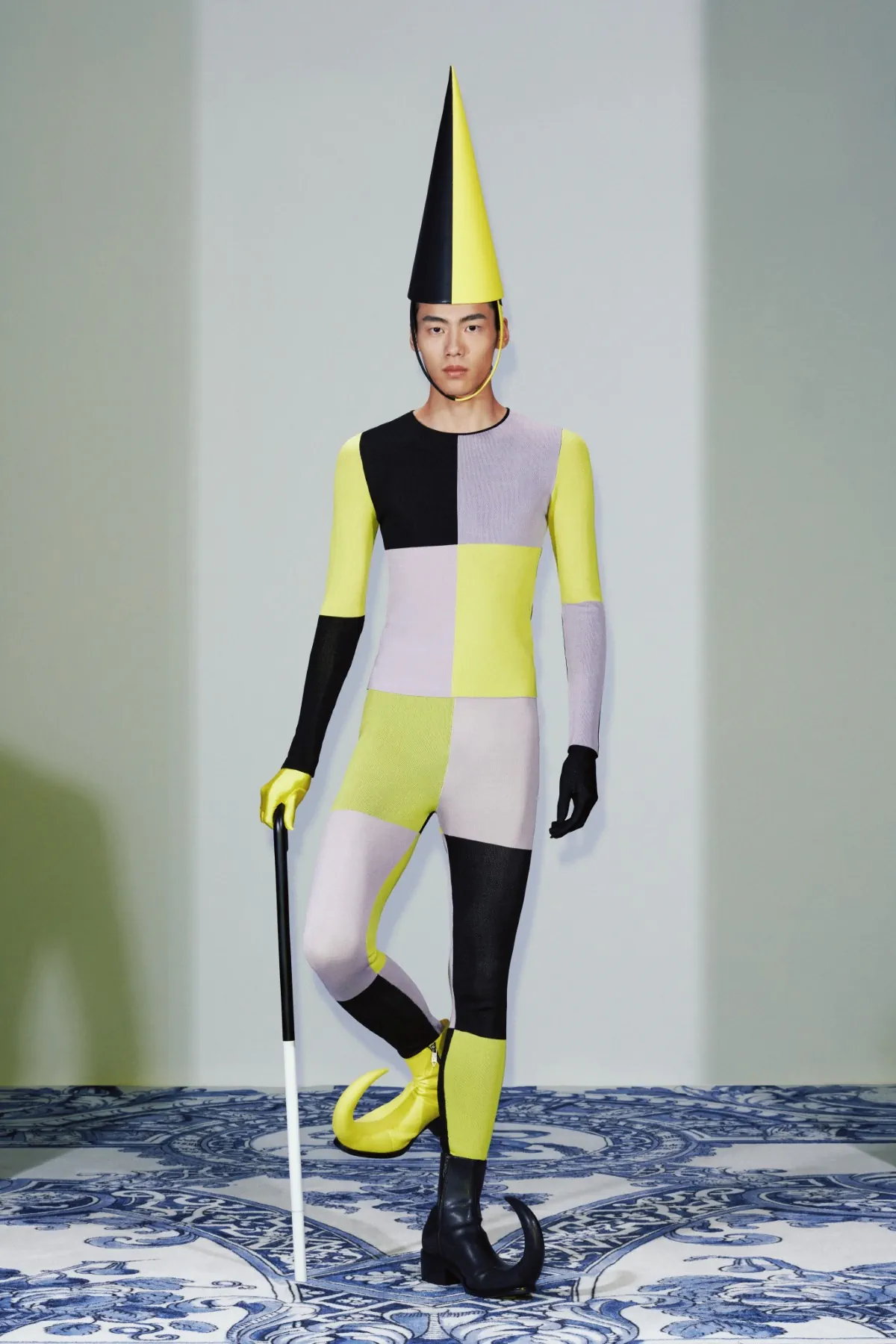 La collection Xander Zhou printemps 2025 allie l'élégance historique au flair futuriste