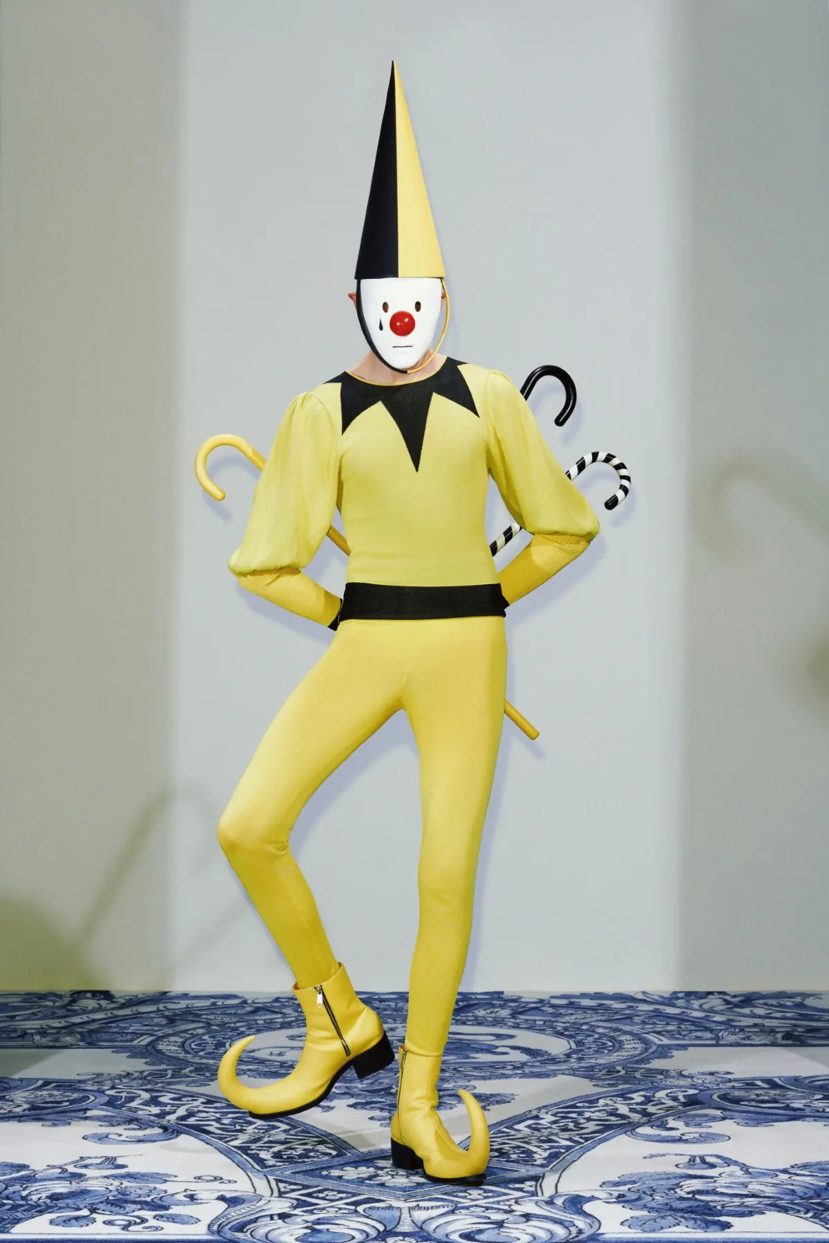 La collection Xander Zhou printemps 2025 allie l'élégance historique au flair futuriste